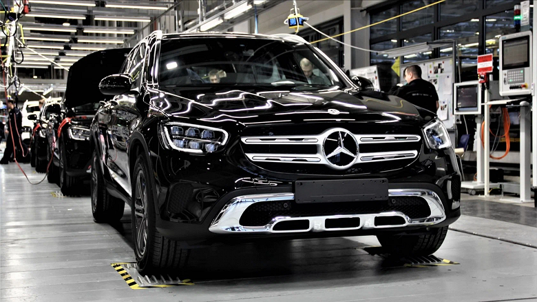 Новый владелец завода Mercedes-Benz в России заработал 60 млрд рублей за год. Средняя цена новой машины в Автодоме составила 12,8 млн рублей