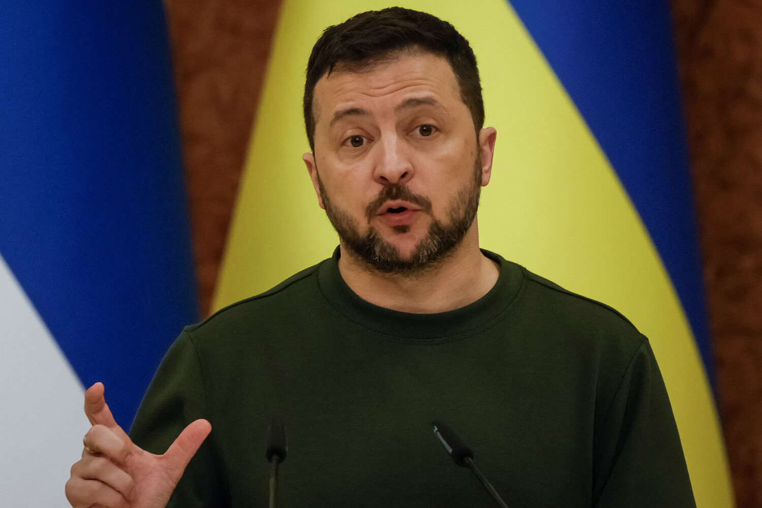 Politico: на Украине резко критикуют Зеленского из-за запрета консульских услуг