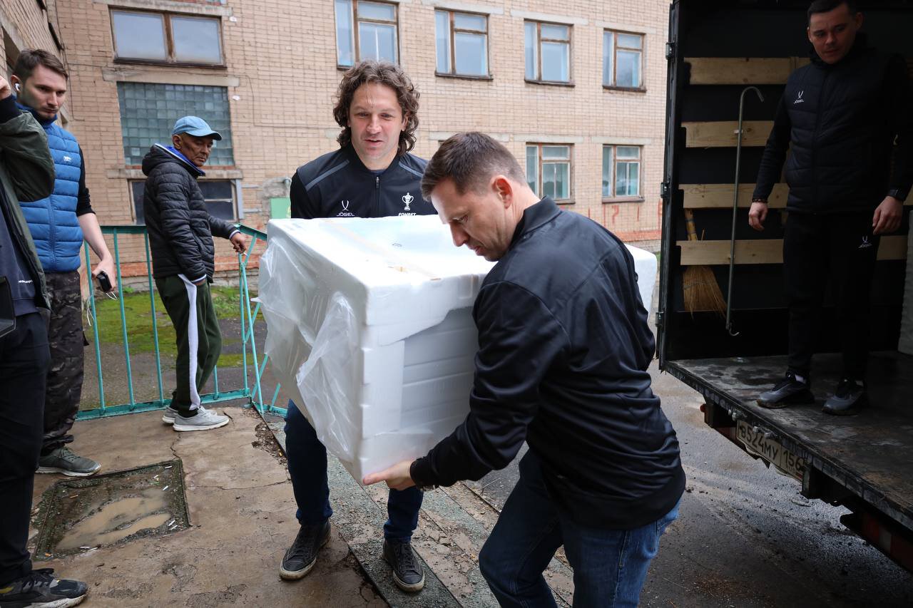 РФС и Фонбет передали гуманитарную помощь пострадавшим от наводнения в Оренбургской области. Семшов и Сенников посетили пункт временного размещения и ДЮСШ в Орске
