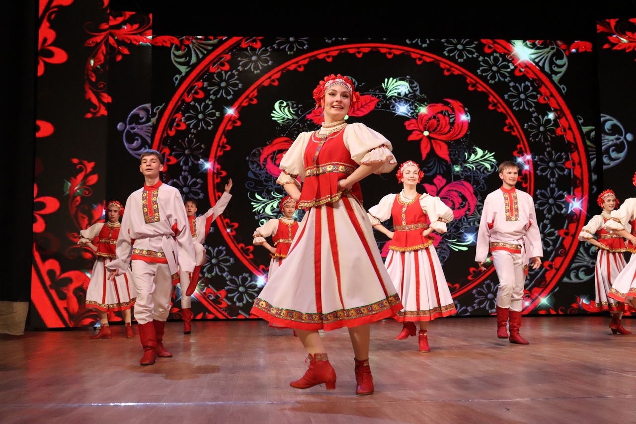 100 000 рублей на юбилей: ансамбль танца Алиса отметил День рождения на сцене в ЕАО